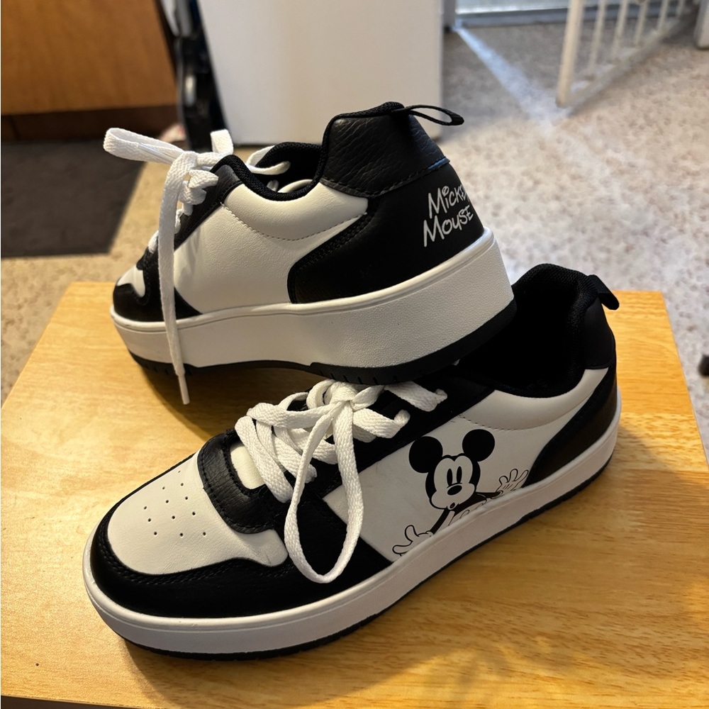 NWOT Disney women’s sneakers size 8